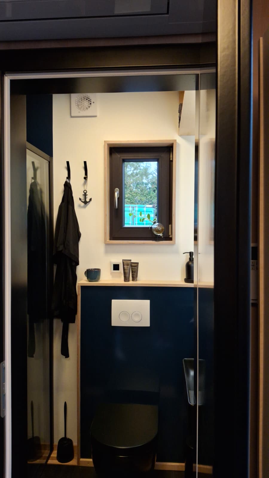 Monolith Tiny Haus Bad mit WC, Waschbecken und Dusche